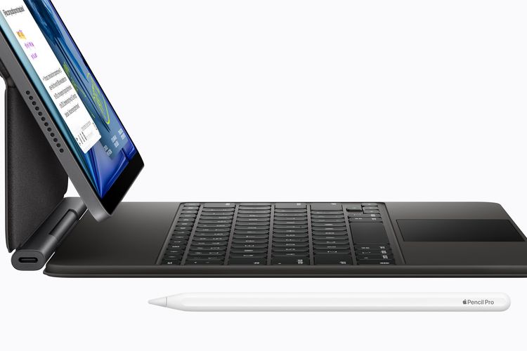Aksesori keyboard dan Apple Pencil di ipad Air M4.