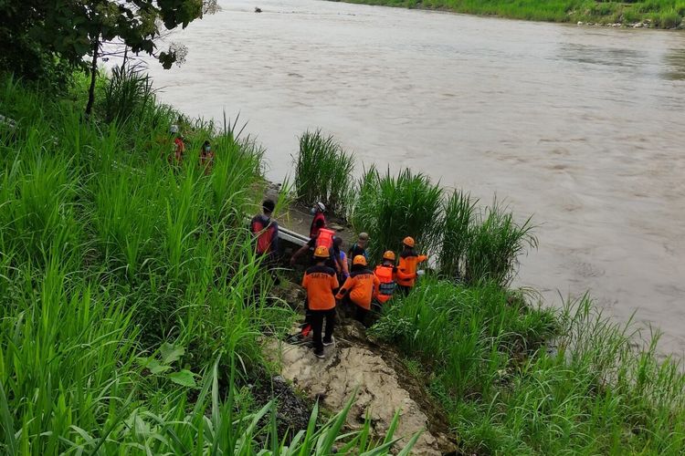 Tim SAR Gabungan mengevakuasi jenasah perempuan di Bendungan Kamijoro, Bantul, Yogyakarta Kamis (23/12/2021).