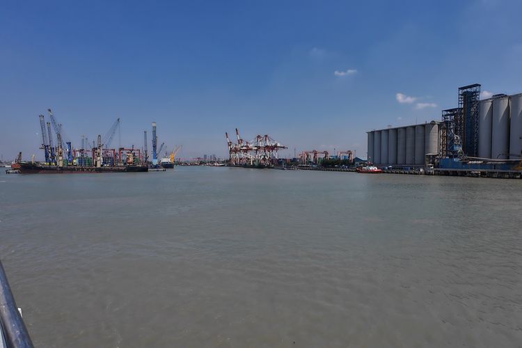 Suasana Pelabuhan Tanjung Perak Surabaya.