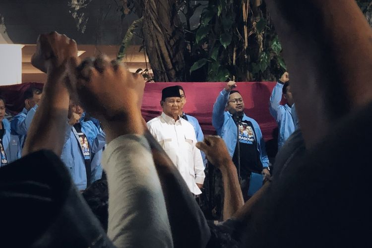 Capres nomor urut 2, Prabowo Subianto menerima dukungan dari relawan Matahari Pagi. Momen itu berlangsung di kediamannya, Jalan Kertanegara, Jakarta Selatan, Sabtu (18/11/2023). 