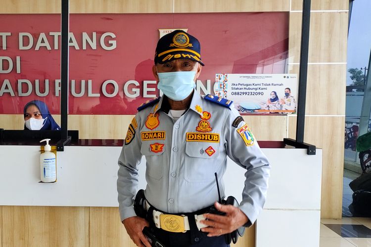 Bonari, Komandan Regu (Danru)  Operasional Terminal Terpadu Pulo Gebang Jakarta Timur 