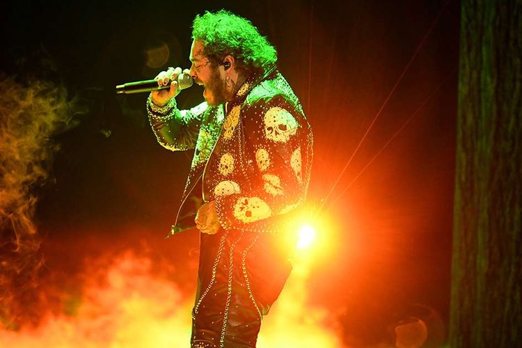 Post Malone tampil dalam American Music Awards (AMAs) 2019 di Microsoft Theater, LA, AS, Minggu (24/11/2019) waktu setempat. Selain pembacaan pemenang nominasi, ajang penghargaan tahunan yang kembali dihelat untuk ke-47 kalinya itu juga diisi dengan penampilan istimewa sejumlah musisi papan atas dunia.