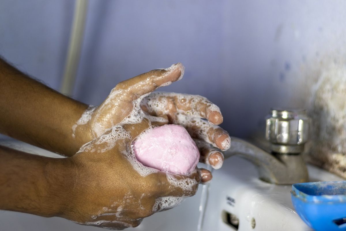 Ilustrasi anak sedang mencuci tangan.