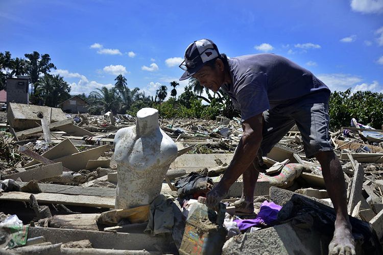 Warga mencari barangnya pasca banjir bandang di Desa Radda, Kabupaten Luwu Utara, Sulawesi Selatan, Minggu (19/7/2020). Pasca-banjir bandang sejumlah warga yang terdampak mulai mengambil barangnya yang masih bisa digunakan.