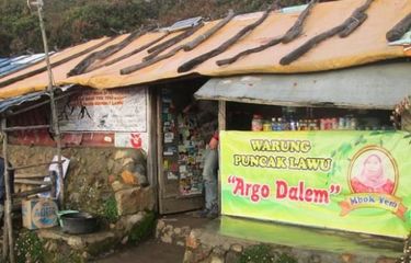 Warung Mbok Yem di Puncak Gunung Lawu, Magetan, Jawa Timur. Warung ini berada di Hargo Dalem dengan ketinggian 3.150 mdpl. Meski saat ini Mbok Yem tengah dirawat karena ssakit, namun warungnya masih tetap buka untuk melayani pendaki.