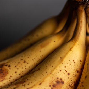 Buah pisang yang terlalu matang biasanya mengundang lalat buah.