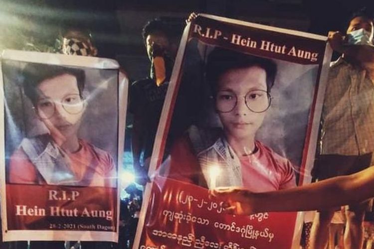 Orang-orang berduka atas kematian Hein Htut Aung. Dia menjadi salah satu korban tewas kebrutalan aparat Myanmar.