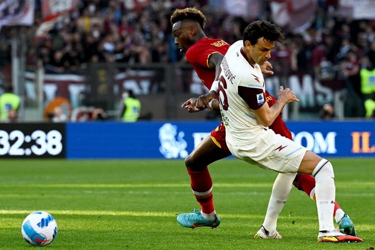 Penyerang AS Roma, Tammy Abraham (kiri) berduel dengan gelandang Salernitana, Ivan Radovanovic, dalam pertandingan Serie A di Stadion Olimpico, Roma, Minggu (10/4/2022).