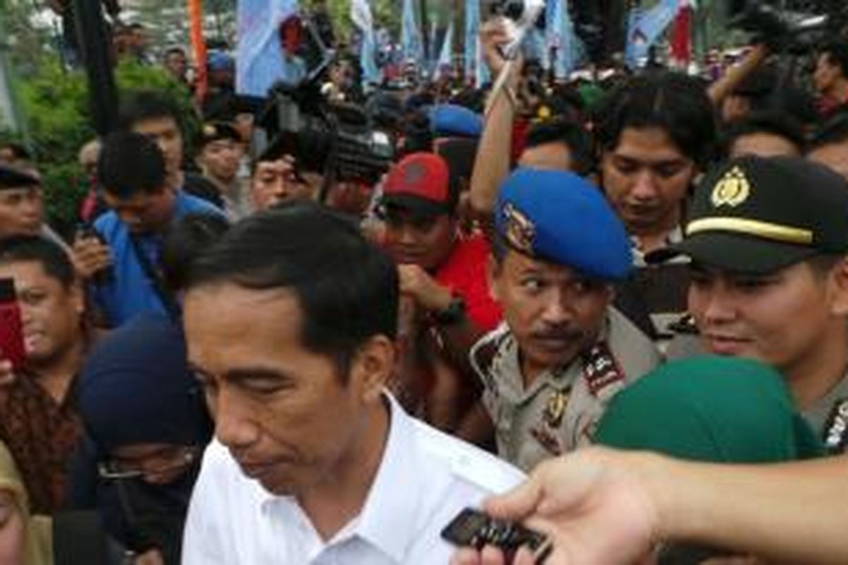 Gubernur DKI Jakarta Joko Widodo menemui buruh yang berunjuk rasa di depan Balaikota Jakarta, Kamis (31/10/2013).