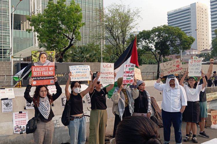 Massa Unjuk Rasa Solidaritas untuk Palestina di seberang Kedutaan Besar Amerika Serikat, Jumat (31/5/2024)