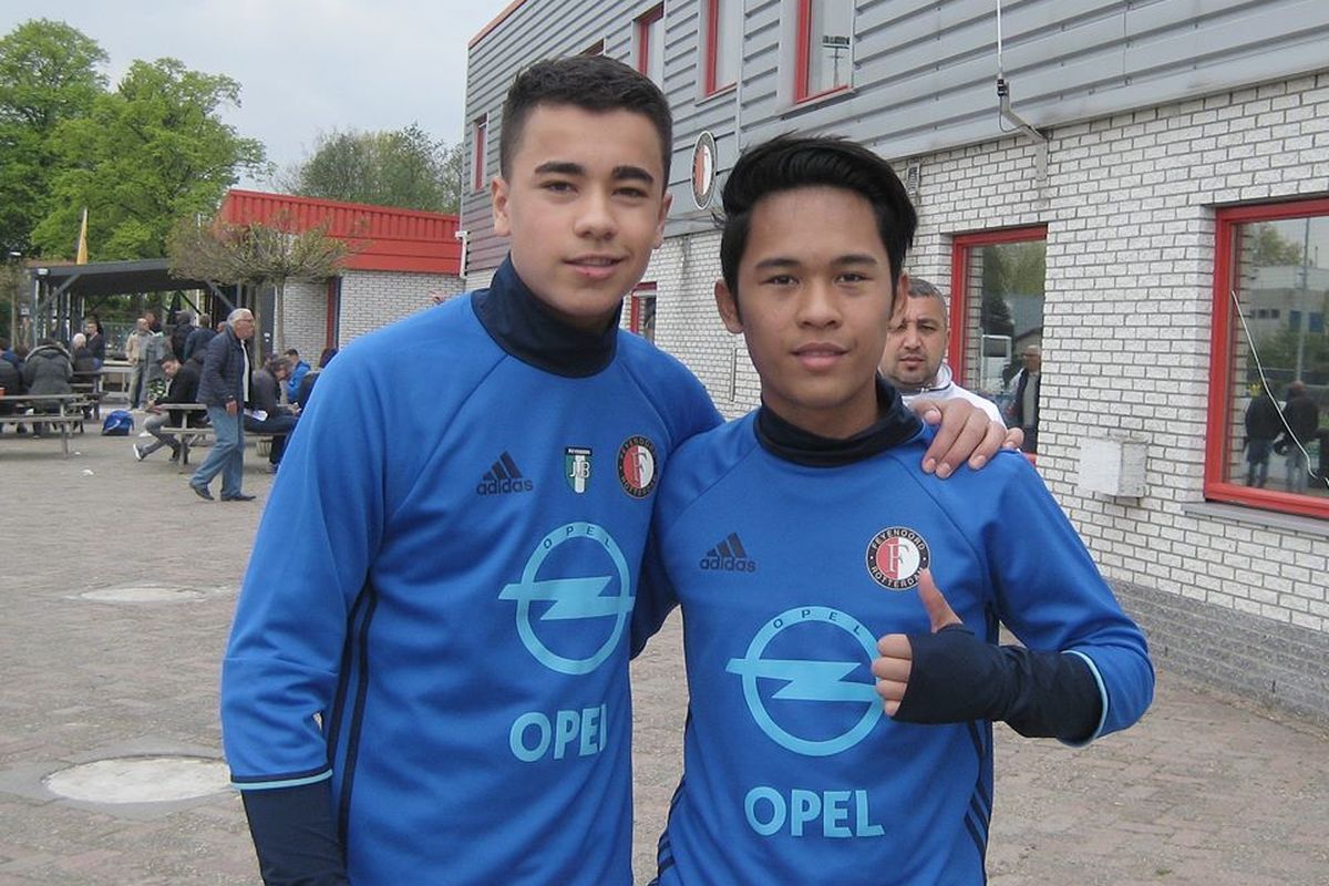 Remaja asal Indonesia, Yussa Nugraha (kanan), berfoto dengan anak dari Giovanni van Bronckhorst, Jake van Bronckhorst, pada seleksi tim U-17 SC Feyenoord.
