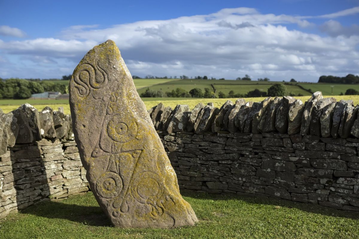 Batu yang berisikan simbol yang merupakan bentuk bahasa tertulis bangsa Pict dari Skotlandia. 