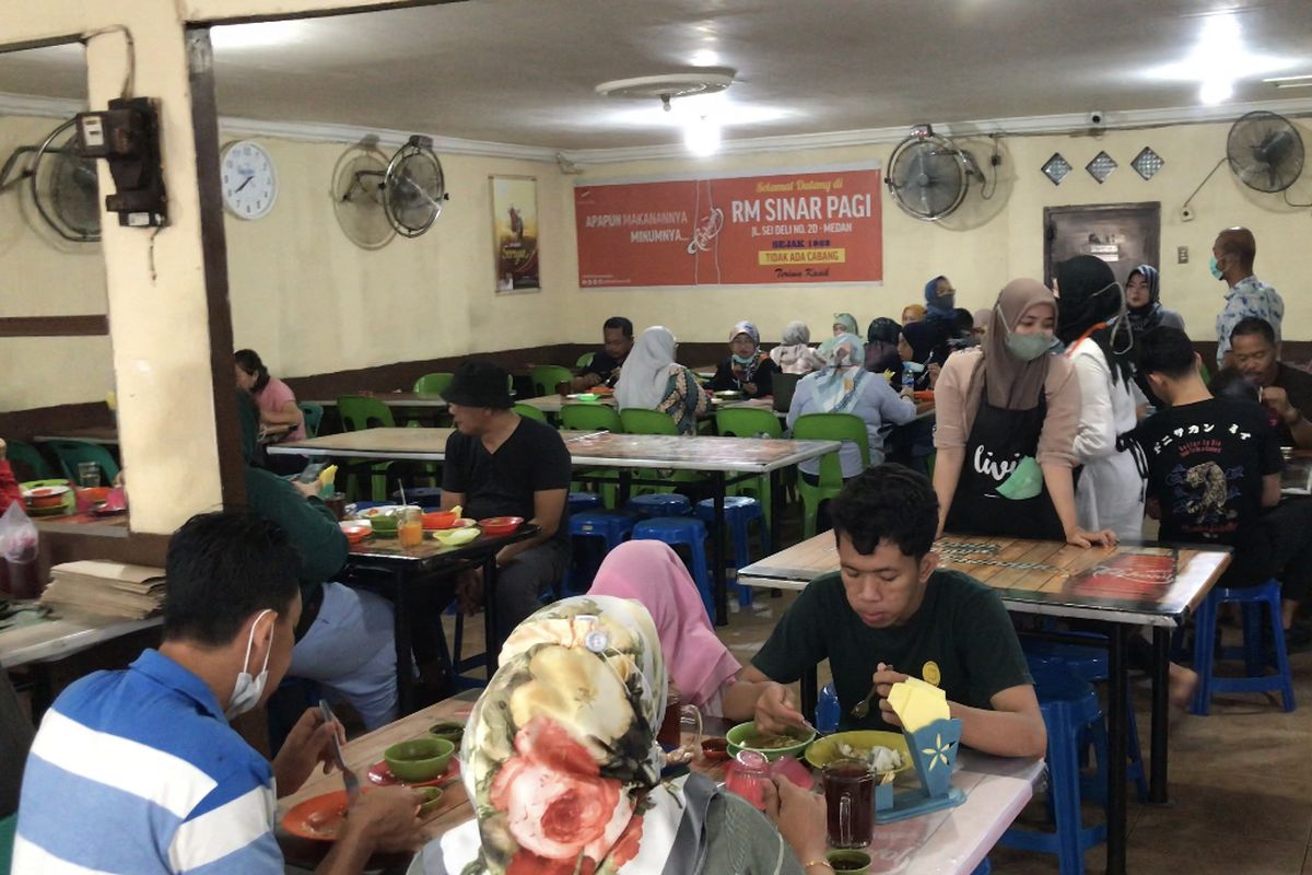 Suasana Rumah Makan (RM) Sinar Pagi Jalan Sei Deli, Silalas, Medan Barat, Kota Medan, Sumatera Utara pada Kamis (30/12/2021) pagi. Pengunjung datang untuk menyantap hidangan andalan RM Sinar Pagi yakni soto medan.