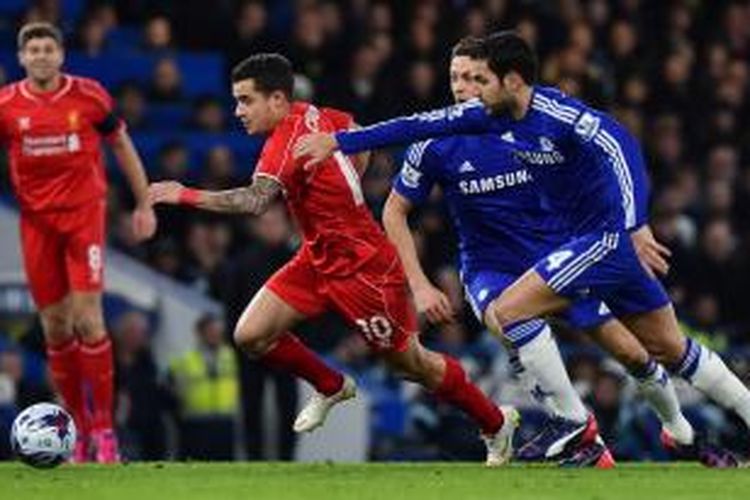 Pemain Liverpool, Phillipe Coutinho saat berupaya melepaskan diri dari kawalan para pemain Chelsea pada leg kedua semifinal Piala Liga Inggris di Stamford Bridge, Selasa (27/1/2015). 