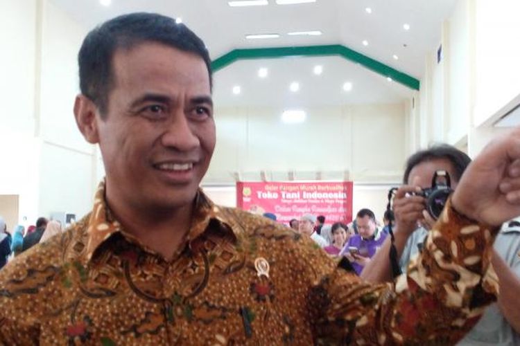 Menteri Pertanian Andi Amran Sulaiman saat meninjau Toko Tani Indonesia Center di Pasar Minggu, Jakarta , Rabu (16/6/2016).