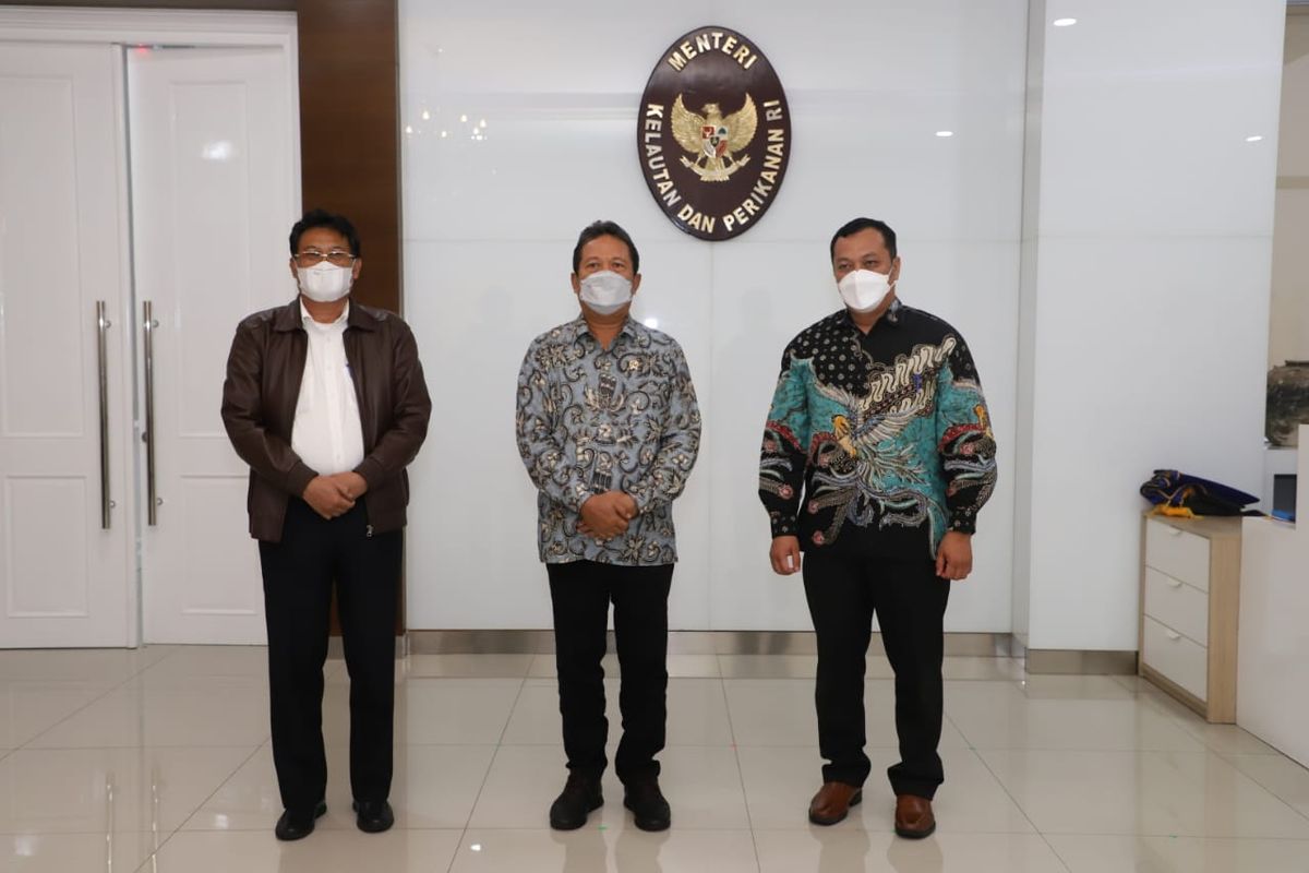 Menteri Kelautan dan Perikanan (Menteri KP) Sakti Wahyu Trenggono saat bertemu dengan Rektor Universitas Riau (UNRI) Prof Aras Mulyadi dan Rektor Universitas Maritim Raja Ali Haji (UMRAH) Dr Agung Dhamar Syakti di Kantor Kementerian Kelautan dan Perikanan (Kementerian KP), Jakarta Pusat, Kamis (30/9/2021).