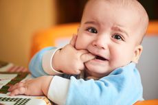 Bayi Demam Saat Tumbuh Gigi, Kapan Perlu Waspada?
