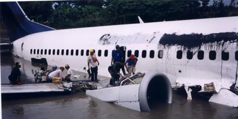 Mesin pesawat B737-300 Garuda Indonesia yang terendam di anak sungai Bengawan Solo dalam insiden GA421 pada 2002 lalu.