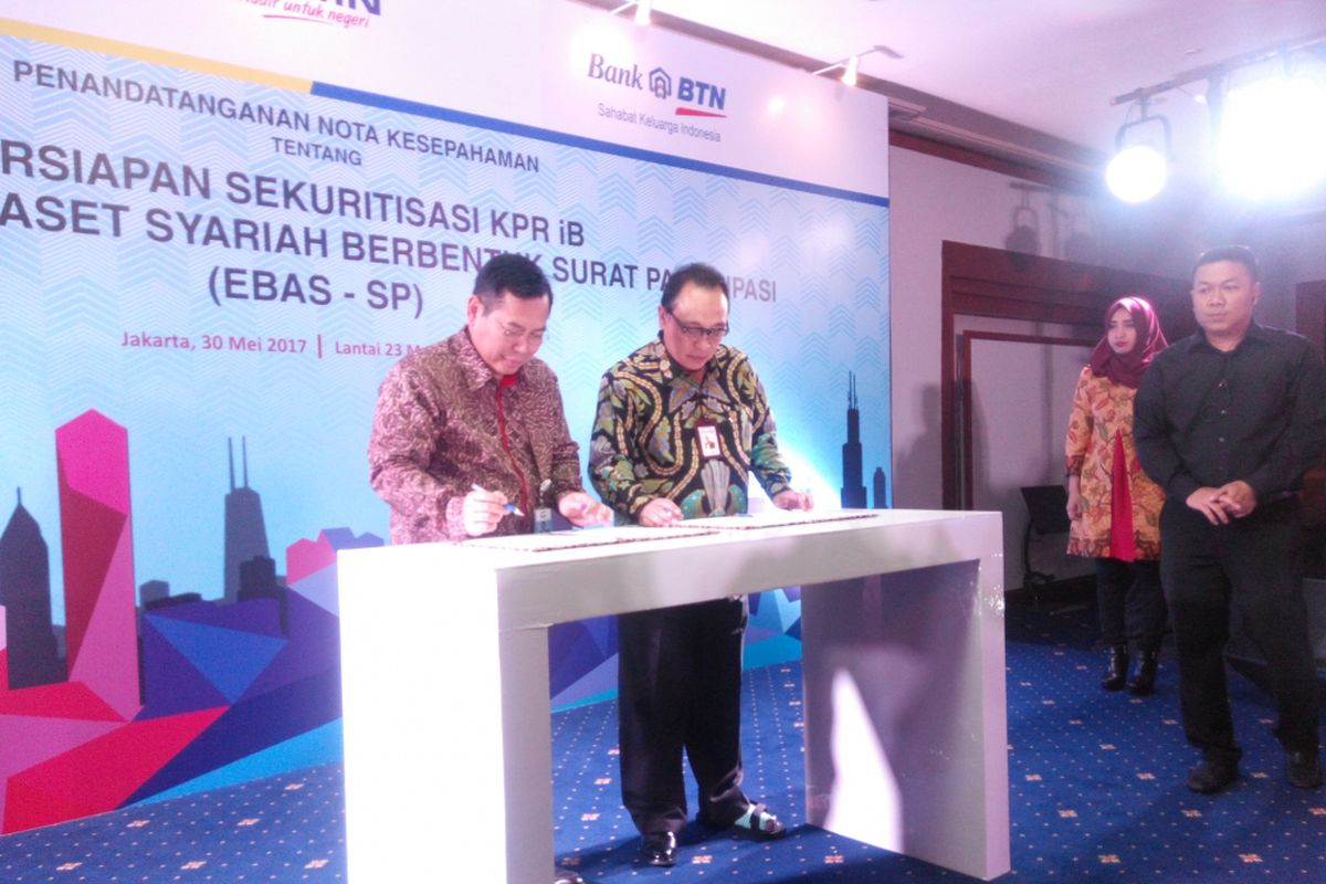 Penandatanganan kerja sama PT Bank Tabungan Negara (Persero) Tbk dengan PT Sarana Multigriya Finansial (Persero) terkait EBAS-SP KPR iB di Menara BTN, Selasa (30/5/2017).