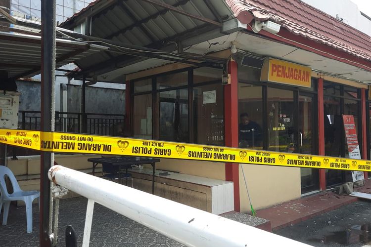 Garis polisi terpasang di areal kantor penjagaan Mapolres Tarakan Kaltara pasca ada terduga pelaku pembunuhan tiba tiba mengamuk dan akhirnya dilumpuhkan dengan tembakan