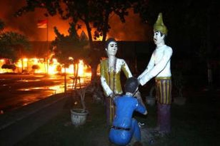 Kantor Lembaga Pemasyarakatan (Lapas) Klas I Tanjung Gusta, Medan, terbakar, Kamis (11/7/2013) malam. Lapas diduga dibakar sekelompok narapidana akibat adanya pemadaman listrik dan matinya air PDAM dalam Lapas. Diduga sekitar 300 napi berhasil kabur.