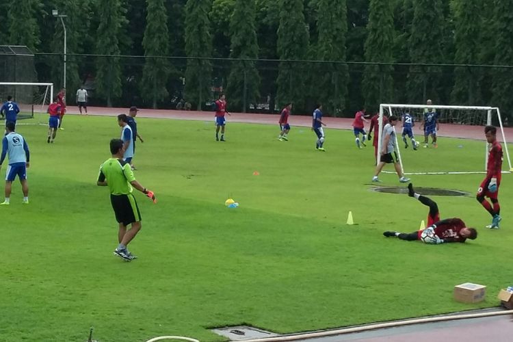 Suasana Latihan Persib Bandung di Lapangan UNY, Yogyakarta.