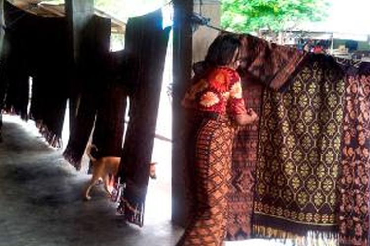 Kain tenun merupakan salah satu produk khas dari Kabupaten Sikka, Nusa Tenggara Timur, yang tersedia di pasar, salah satunya di Pasar Alok, Jumat (17/1/2014). Selembar kain tenun rata-rata bisa dibawa pulang dengan merogoh uang hingga Rp 400.000. 