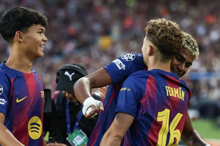 Fermin Lopez (16) merayakan gol denganLamine Yamal dan Pedro Dro Fernandez Dro dalam laga Liga Champions FC Barcelona vs Olympiakos FC di Estadi Olimpic Lluis Companys di Barcelona pada 21 Oktober 2025. (Foto oleh Josep LAGO / AFP)
