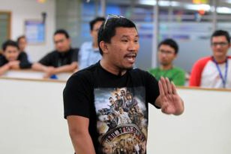 Pemain film Comic 8: Casino Kings, Mongol Stres saat mengunjungi kantor redaksi Kompas.com, Jakarta, Senin (22/6/2015). Film komedi yang diperankan artis stand up comedy atau biasa disebut comic tersebut akan tayang di bioskop mulai 15 Juli mendatang.