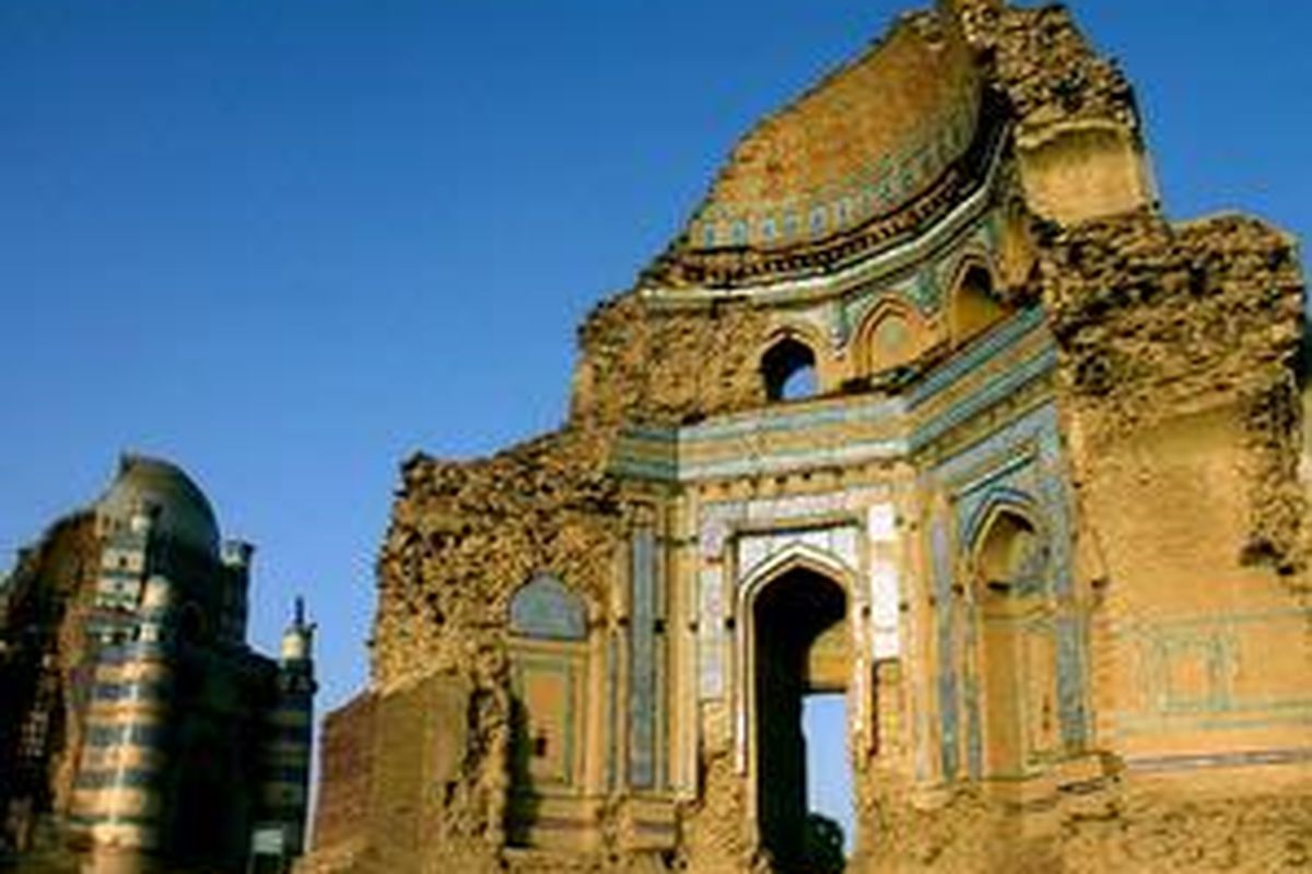 Makam Bibi Jawindi yang tinggal separuh. 