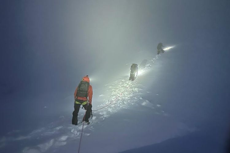 Nasib baik belum memihak empat pendaki dari Perhimpunan Penempuh Rimba dan Pendaki Gunung (Wanadri) dalam menyelesaikan misi ekspedisi Trilogi Alpen. Sebab, mereka belum berhasil mencapai puncak Mont Blanc yang memiliki ketinggian 4.807 mdpl karena faktor cuaca.
