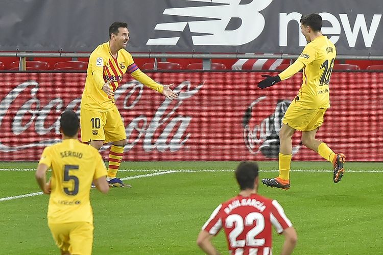 Penyerang Barcelona Lionel Messi (kiri) berselebrasi dengan gelandang Pedri setelah mencetak gol dalam pertandingan La Liga Spanyol Atheltic Bilbao vs Barcelona di Stadion San Mames di Bilbao pada 6 Januari 2021.