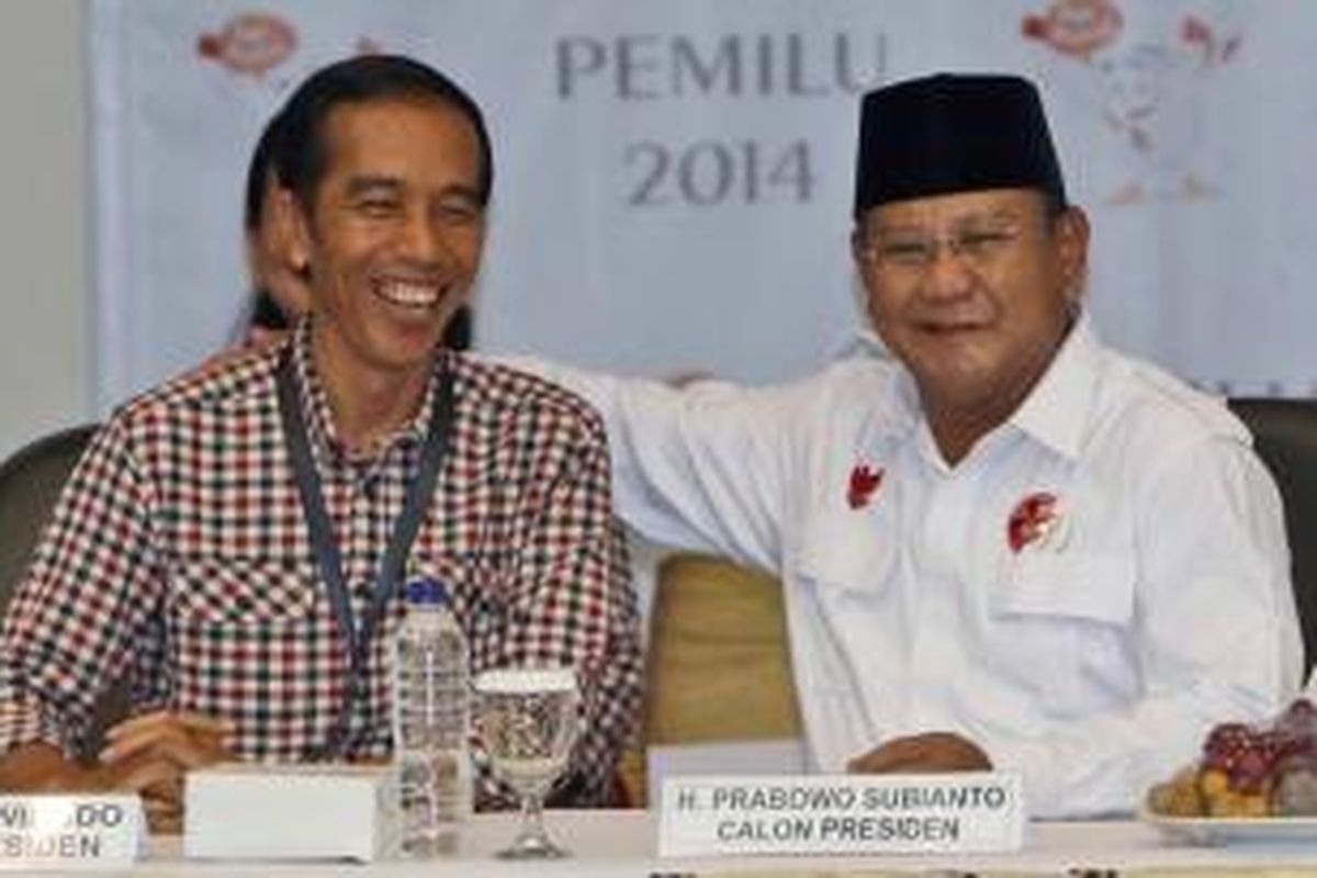 Capres Prabowo Subianto (kanan) berdampingan dengan capres Joko Widodo saat mengikuti Rapat Pleno Terbuka Pengundian dan Penetapan Nomor Urut Capres dan Cawapres Pemilu 2014 di Kantor KPU, Jakarta, 1 Juni 2014.