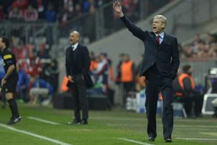 Pelatih Arsenal, Arsene Wenger, memberikan instruksi kepada para pemainnya pada laga Liga Champions kontra Bayern Muenchen di Allianz Arena, 11 Maret 2014.