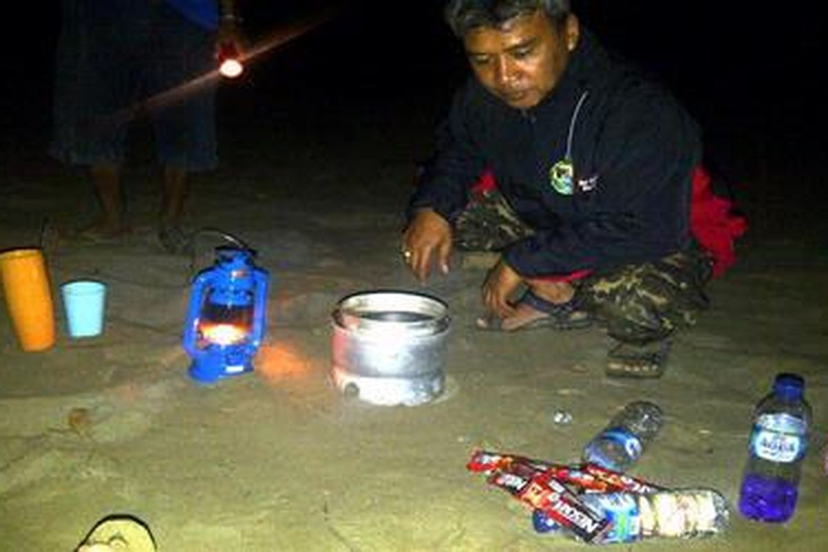 Memasak kopi dengan kompor trangia berbahan bakar spriritus di bibir Pantai Menipo, Sabtu (15/9/2012) dinihari. Menipo merupakan salah satu kawasan taman wisata alam di Nusa Tenggara Timur. 