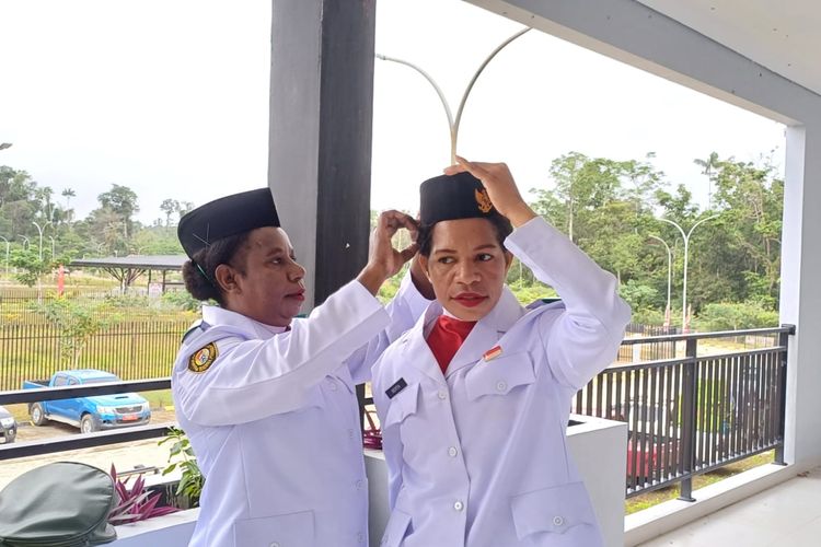 Tenaga kesehatan Puskesmas Distrik Ninati, Siska (kiri) dan Berta (kanan) bersiap menjadi Paskibraka dalam upacara Hari Ulang Tahun (HUT) ke-78 RI di PLBN Yetetkun, Boven Digoel, Papua Selatan, Kamis (17/8/2023).