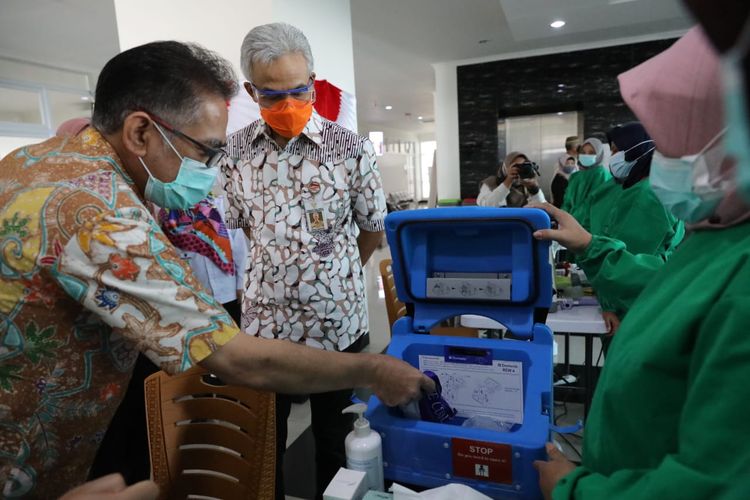 Gubernur Jateng Ganjar Pranowo melihat persiapan pelaksanaan vaksinasi Covid-19 di wilayah Kota Semarang di Puskesmas Pandanaran, Rabu (13/1).
