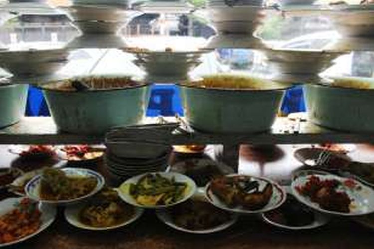 Aneka hidangan di RM Padang Surya, Bendungan Hilir, Jakarta.