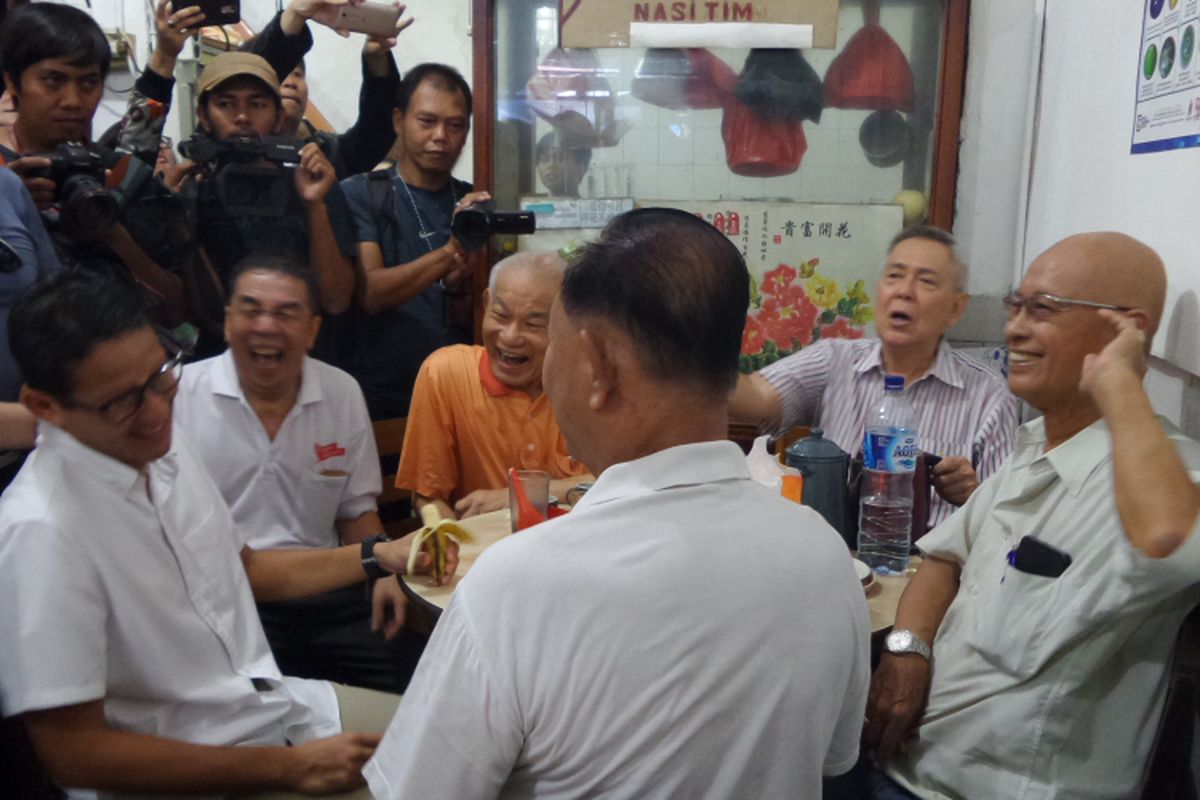 Calon wakil gubernur DKI Jakarta Sandiaga Uno berkunjung ke kawasan Glodok, Jakarta Barat, Selasa (28/3/2017). Dalam kunjungannya, Sandi mampir ke kedai es kopi Tak Kie serta gunting rambut di pangkas rambut Ko Tang.