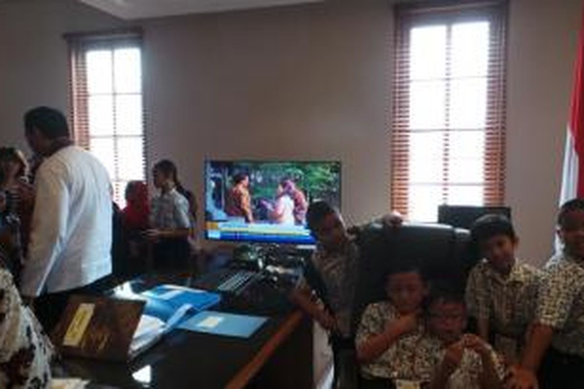 Pelaksana Tugas (Plt) Gubernur DKI Jakarta Basuki Tjahaja Purnama dengan sabar menghadapi polah siswa-siswa TK dan SD di ruangang kerjanya, Jumat (24/10/2014).