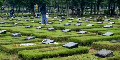 Hukum Menanam Tanaman di Atas Makam: Benarkah Bisa Ringankan Siksa Kubur?