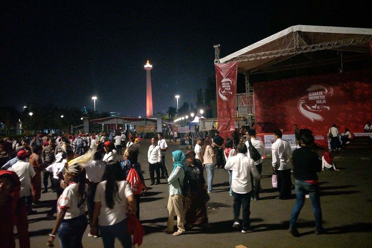 Para relawan Jokowi Maruf Amin di Taman Pandang Istana mulai meninggalkan lokasi, Minggu (20/10/2019).