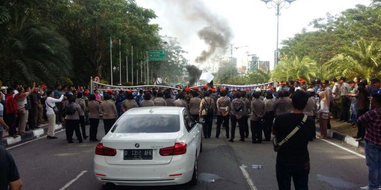 Neno Warisman dan dua rekannya tertahan tujuh jam di dalam mobil di gerbang Bandara SSK II karena dihadang ratusan massa, Sabtu (25/8/2018).