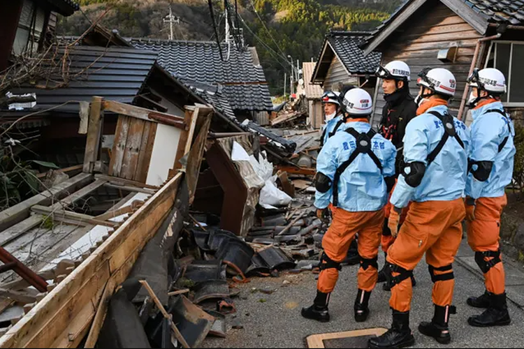 Bangunan kayu di Prefektur Ishikawa, Jepang, yang hancur pasca dihantam gempa berkekuatan 7,5 SR pada 1 Januari 2024 