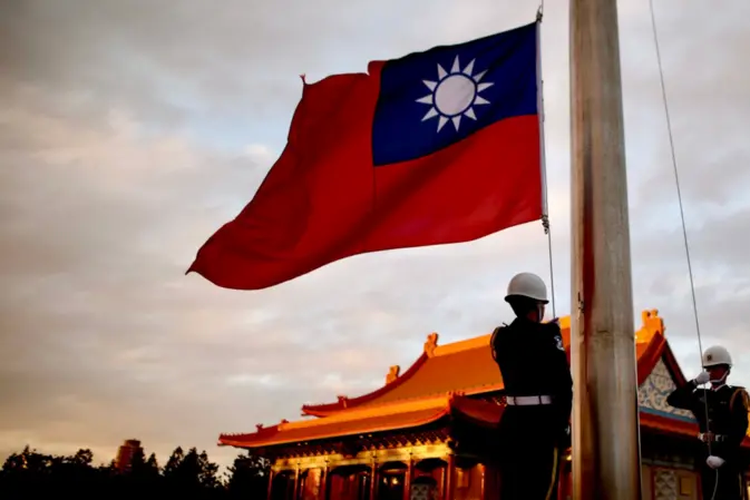 Dua tentara mengibarkan bendera Taiwan.