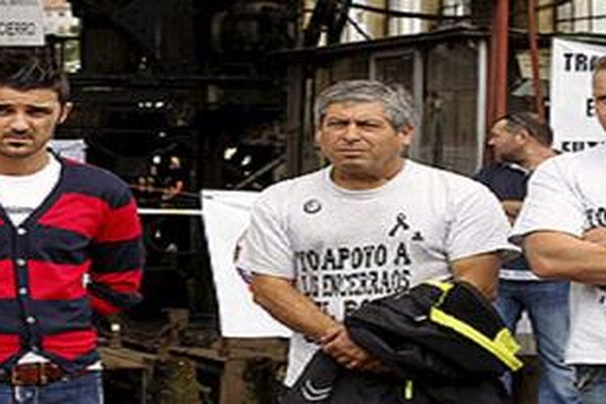 David Villa (Barcelona/kiri) saat mengunjungi Pertambangan Candin di kampung halamannya di kawasan Asturia, Spanyol, Sabtu (14/7/2012).