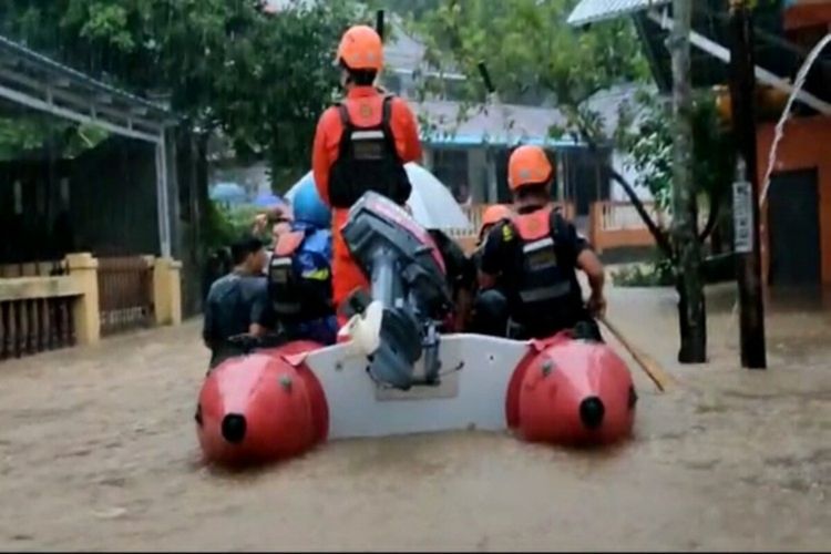 Tim SAR saat melakukan evakuasi warga yang terdampak banjir di Manado. Evakuasi menggunakan parahu karet, Jumat (22/1/2021)