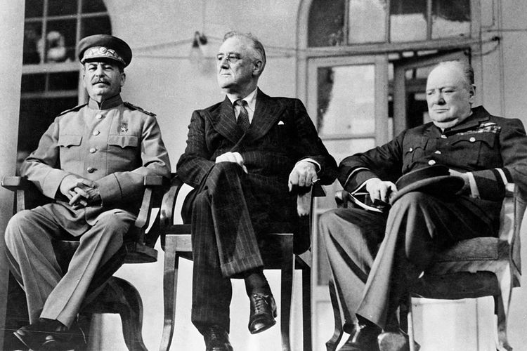 Para pemimpin Blok Sekutu dalam Perang Dunia II di teater Eropa (kiri ke kanan): Joseph Stalin, Franklin D. Roosevelt dan Winston Churchill.