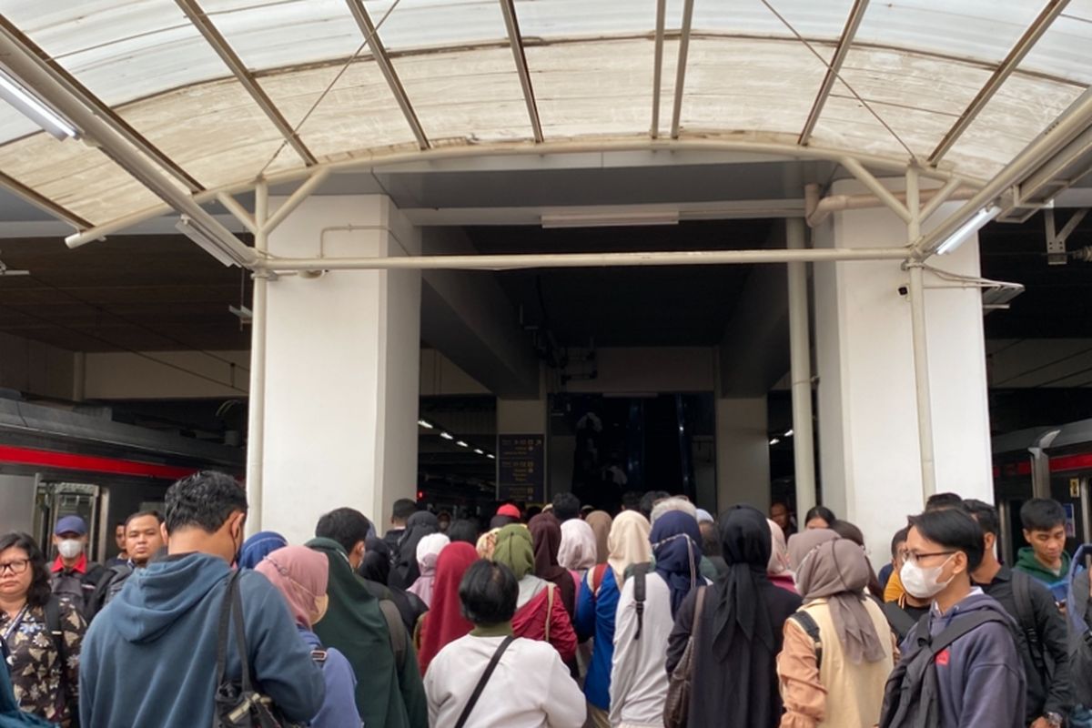 Perjuangan Anak Kereta Naik KRL dari Stasiun Manggarai, Berlarian Bak Zombie