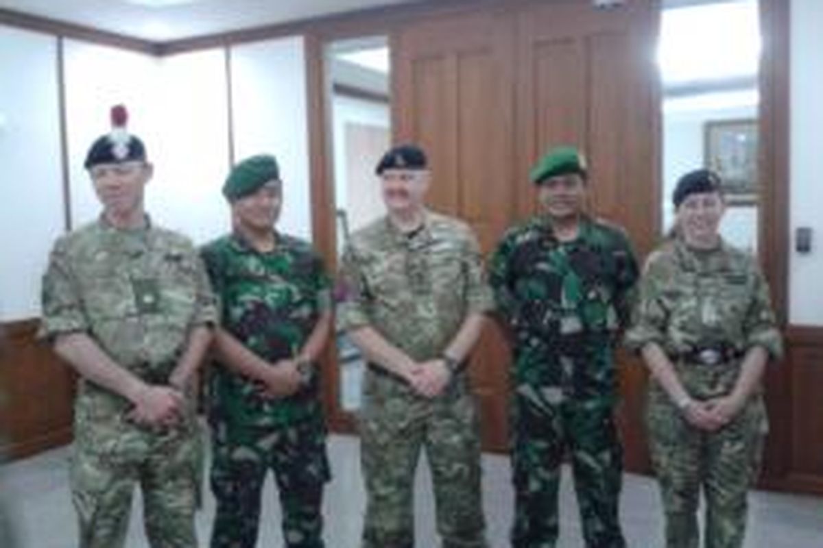 Sejumlah tentara Inggris dari Military Stabilitation Support Group (MSSG) usai mengadakan pertemuan dengan anggota TNI dari Kodam Jaya, di Balaikota Jakarta, Kamis (19/6/2014). Kedatangan tentara Inggris bertujuan untuk mempelajari teknik penanganan bencana banjir dari TNI yang memang telah sering terlibat dalam proses penanggulangan banjir.